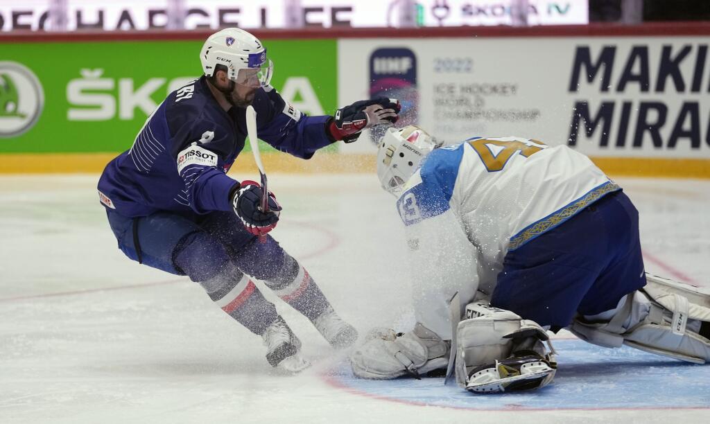 Francúzsky hokejista Damien Fleury (vľavo) a brankár Kazachstanu Andrej Šutov počas zápasu v základnej A - skupine Francúzsko - Kazachstan na 85. majstrovstvách sveta v ľadovom hokeji v Helsinkách v nedeľu 15. mája 2022.