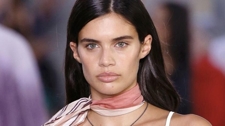 Krásna  modelka  Sara Sampaio  na prehliadke  Bottega Veneta