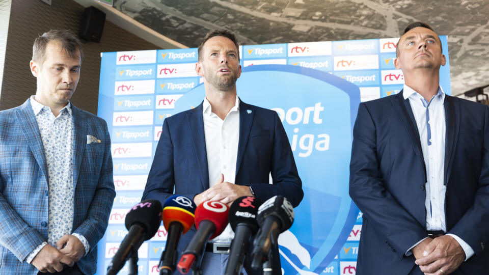 Na snímke zľava vedúci Sekcie športu RTVS Matej Hajko, riaditeľ spoločnosti Pro-hokej Richard Lintner a generálny riaditeľ spoločnosti Tipsport SK Martin Tabák počas tlačovej konferencie hokejovej Tipsport ligy v Bratislave 18. júna 2019. FOTO TASR - Jaroslav Novák