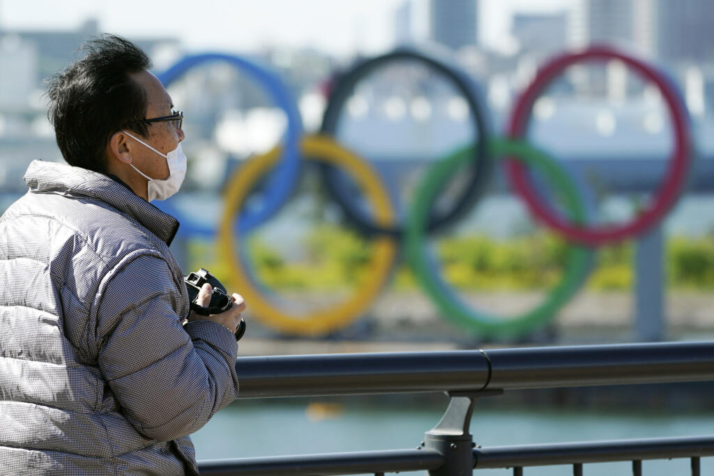 MIK 5 Tokio - Návštevník s ochranným rúškom stojí pri obrovskom logu olympijských kruhov v japonskom Tokiu 24. marca 2020. Olympijské hry v Tokiu sa s najväčšou pravdepodobnosťou uskutočnia az v roku 2021. FOTO TASR/AP

A visitor wearing a face mask stands near the Olympic rings at Tokyo's Odaiba district Tuesday, March 24, 2020. The Tokyo Olympics are probably going to happen, but almost surely in 2021 rather than in four months as planned. (AP Photo/Eugene Hoshiko)