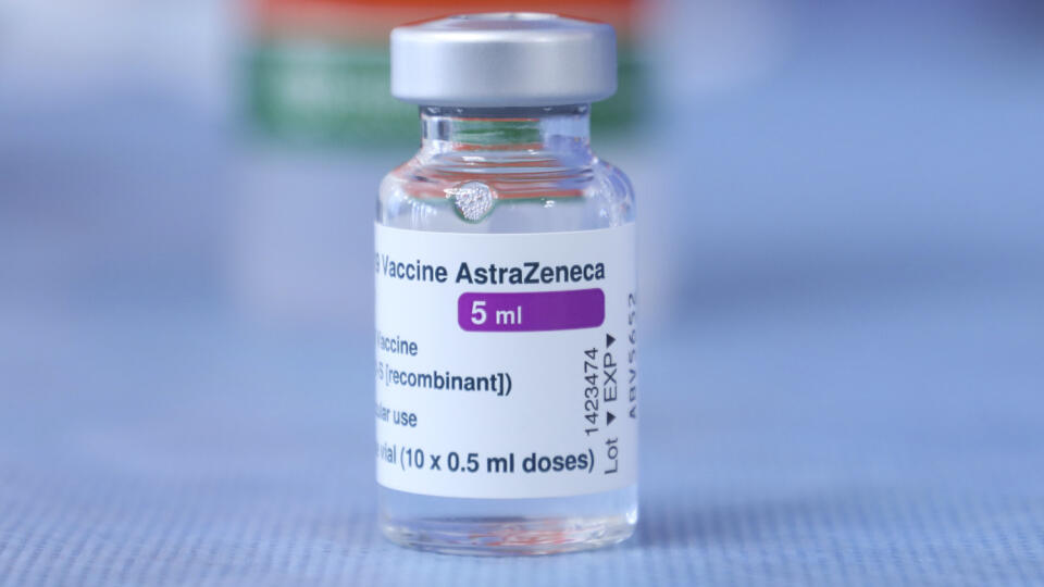 WA 35 Záhreb - Ampulka vakcíny proti ochoreniu COVID-19 od spoločnosti AstraZeneca, ktorou sa nechali zaočkovať chorvátsky premiér Andrej Plenkovič a predseda chorvátskeho parlamentu Gordan Jandrokovič v Záhrebe v stredu 24. marca 2021. FOTO TASR/AP
A vial of the AstraZeneca COVID-19 vaccination on a table prior to Croatia's Parliament Speaker Gordan Jandrokovic and Prime Minister Andrej Plenkovic being vaccinated, in Zagreb, Croatia, Wednesday, March 24, 2021. (Admir Buljubasic/Pool via AP)