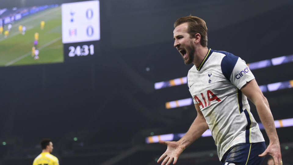 JB 14 Londýn - Hráč Tottenhamu Harry Kane oslavuje po tom, ako strelil úvodný gól do bránky Fulhamu vo futbalovom zápase anglickej ligy Premier League Tottenham Hotspur – FC Fulham v Londýne 13. januára 2021. FOTO TASR/AP
Tottenham's Harry Kane celebrates after scoring his side's opening goal during the English Premier League soccer match between Tottenham Hotspur and Fulham at the Tottenham Hotspur Stadium in London, Wednesday, Jan. 13, 2021. (Shaun Botterill/Pool via AP)
