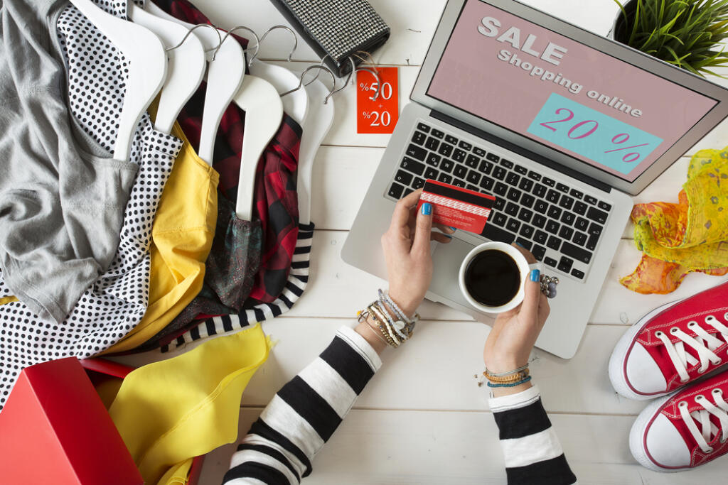 Woman,Shopping,On,Internet