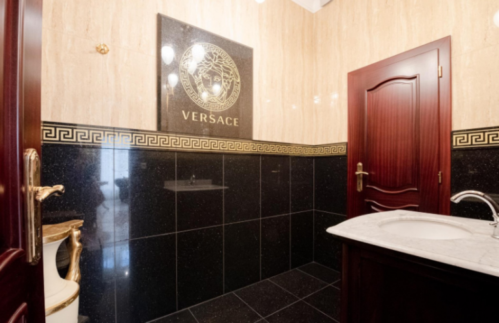 Versace v kúpeľni, zlatá posteľ aj súkromná strelnica. Na trhu je nová realitka