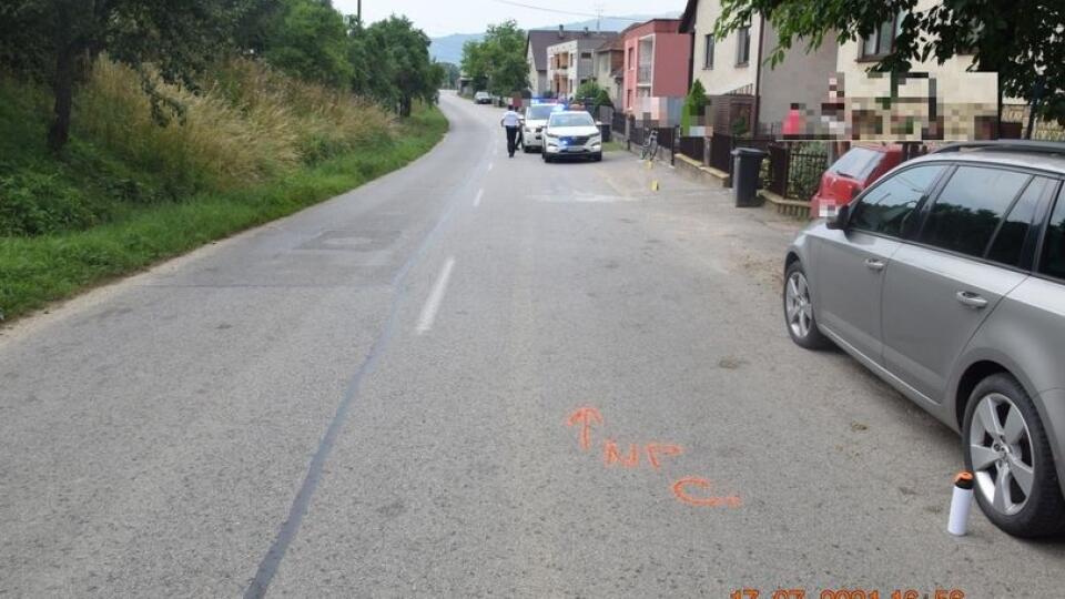 Cyklista po zrážke skončil v nemocnici.