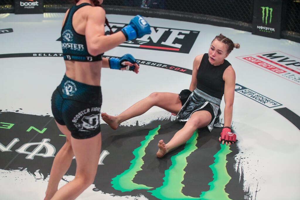 Chochlíková má bohaté skúsenosti z kickboxu či thajského boxu, súperku svojím presným a tvrdým kopom posadila na zadok.