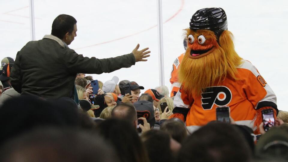 Maskot Philadelphie Flyers často zabáva fanúšikov na tribúnach.