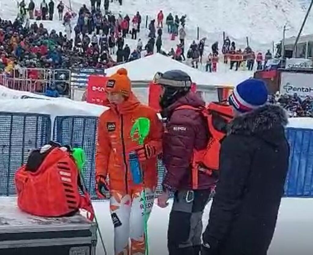 Po pretekoch Petra čoci vysvetľovala bratovi Boprisovi a hádzala pri tom palicou.