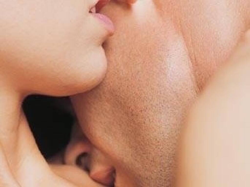 Долго лизать киску. Поцелуй в ушко. Поцелуй женской груди. Красивый женский поцелуй. Поцелуй в сосочек.
