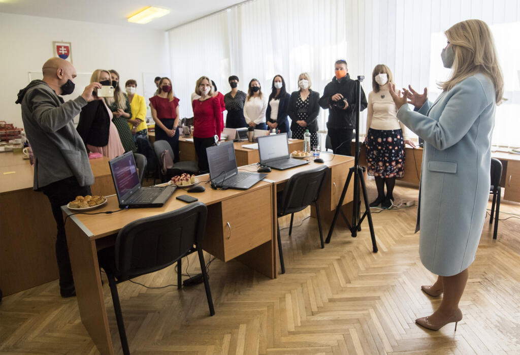 V pondelok 1. júna 2020 sa opätovne otvorili brány materských a základných škôl. Do základných škôl sa vrátili žiaci, ktorí navštevujú prvý až piaty ročník. Školy a škôlky boli od marca zatvorené, dôvodom boli opatrenia, ktoré mali zabrániť šíreniu nového koronavírusu. Na snímke prezidentka Zuzana Čaputová sa rozpráva s učiteľmi a učiteľkami počas navštevy Základnej školy v obci Lozorno, okres Malacky v pondelok 1. júna 2020. Pri príležitosti Medzinárodného dňa detí sa prezidentka SR stretla so