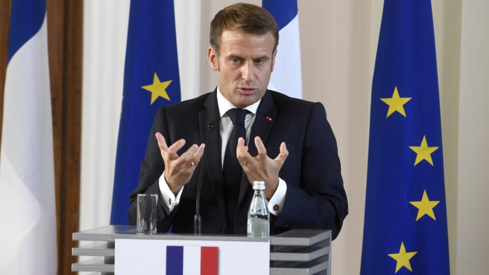 WA 11 Riga - Francúzsky prezident Emmanuel Macron gestikuluje na spoločnej tlačovej konferencii s lotyšským premiérom Krišjanisom Karinšom počas stretnutia v Rige v stredu 30. septembra 2020. FOTO TASR/AP
French President Emmanuel Macron gestures speaks during press conference with Latvian Prime Minister Krisjanis Karins at the National Museum of Arts in Riga, Latvia, Wednesday, Sept. 30, 2020. (AP Photo/Roman Koksarov)