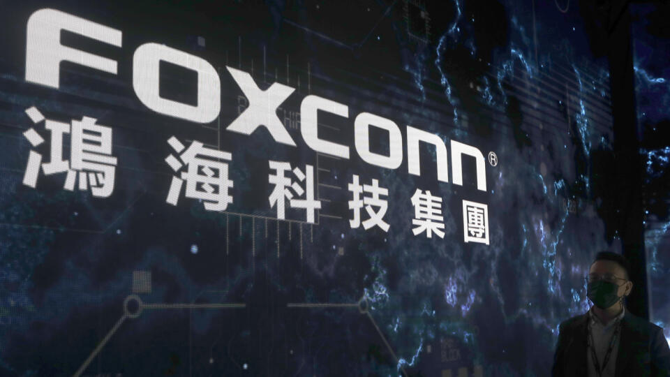 KK47 archív Tchaj-pej - Na archivnej snímke z 18. októbra 2022 logo spoločnosti Foxconn v Tchaj-peji. Tržby Foxconnu v júli 2023 medziročne klesli o 1,23 %. Taiwanská spoločnosť, ktorá je najväčším zmluvným výrobcom elektroniky na svete a hlavným dodávateľom pre spoločnosť Apple, však očakáva v 3. štvrťroku oživenie. FOTO TASR/AP
FILE - The Foxconn logo is seen during the Hon Hai Tech Day at the Nangang Exhibition Center in Taipei, Taiwan, on Oct. 18, 2022. Taiwan-based electronics giant Foxconn