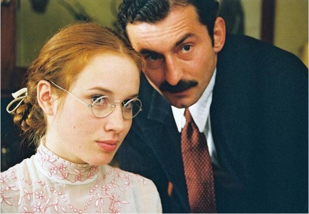 Táňa ako mladá študentka v seriáli Kruté radosti z roku 2002.