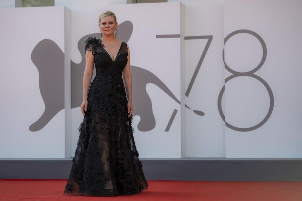 JB 67 Benátky - Herečka Kirsten Dunstová pózuje fotografom na červenom koberci počas jej príchodu na premiéru filmu 'The Power Of The Dog' na 78. ročníku medzinárodného filmového festivalu v Benátkach 2. septembra 2021. FOTO TASR/AP
Actress Kirsten Dunst poses for photographers on the red carpet of the movie 'The Power Of The Dog' at the 78th edition of the Venice Film Festival in Venice, Italy, Thursday, Sep, 2, 2021. (AP Photo/Domenico Stinellis)