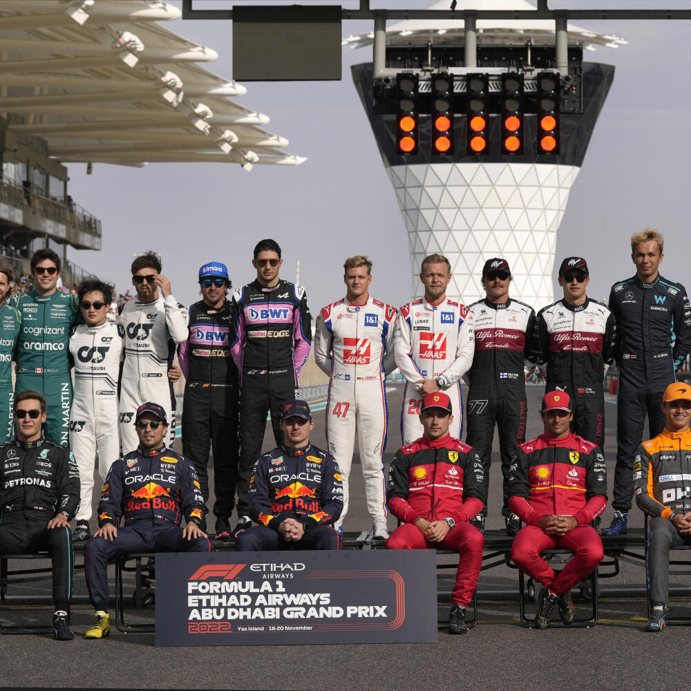 Na snímke piloti formuly 1 pózujú na spoločnej fotografii pred Veľkou cenou Abú Zabí, záverečnými pretekmi seriálu MS motoristickej F1 na okruhu Yas Marina v Spojených arabských emirátoch 20. novembra 2022. FOTO TASR/AP