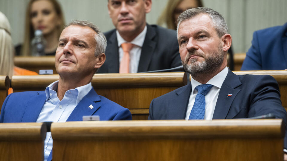 Na snímke poslanci NRSR Richard Raši a Peter Pellegrini (obaja Hlas-SD) počas 71. schôdze Národnej rady SR v Bratislave 13. septembra 2022. FOTO TASR - Jaroslav Novák