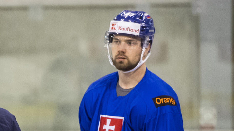 Na snímke zľava František Gajdoš, asistent trénera Ján Pardavý a Alex Tamáši počas tréningu slovenskej hokejovej reprezentácie v rámci kempu pred MS 2023 v Bratislave 11. apríla 2023. FOTO TASR - Jaroslav Novák