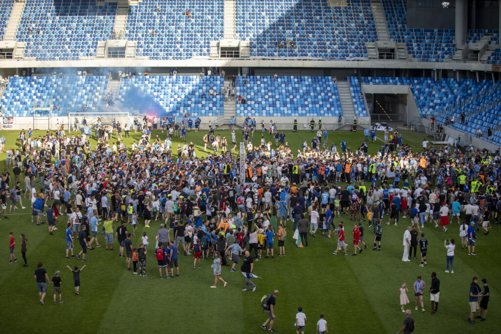 Na snímke futbalisti Slovana Bratislava , ktorý oslavujú zisk 4. titulu Fortuna ligy za sebou.