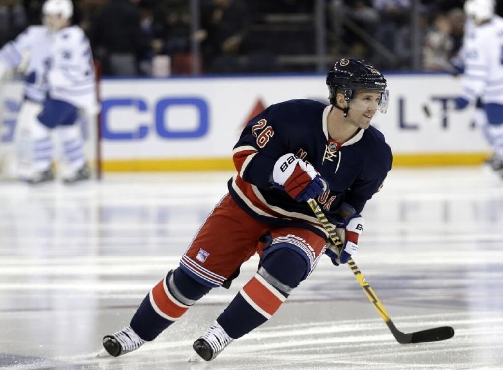 Hlavný tréner Montrealu Canadiens Martin St. Louis odohral v NHL dokopy 1241 zápasov, v ktorých nazbieral 1123 bodov za 433 gólov a 690 asistencií. Počas kariéry obliekal v zámorskej profilige postupne dresy Calgary Flames, Tampy Bay Ligntning a New Yorku Rangers, pričom v sezóne 2003/04 získal s Tampou Stanley Cup. Zaujímavosťou je, že nikdy nebol draftovaný.