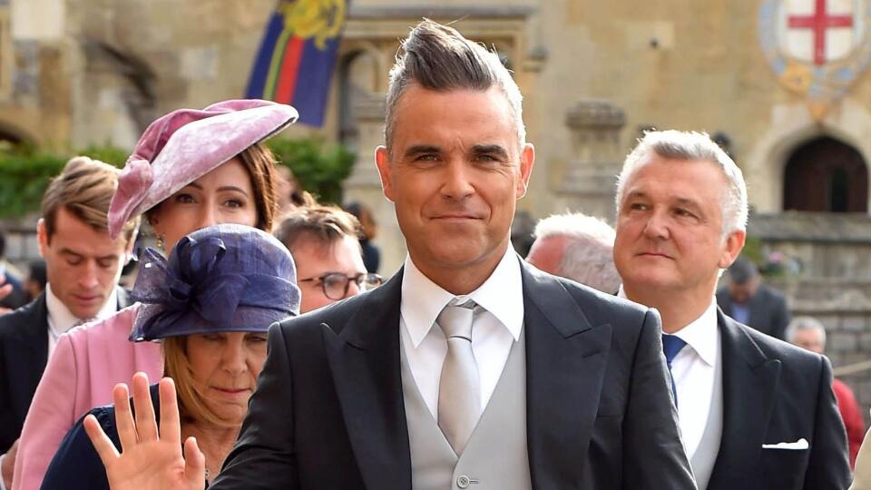 Robbie Williams na svadbe princeznej Eugenie s manželkou Aydou Field a dcérou Theodorou.