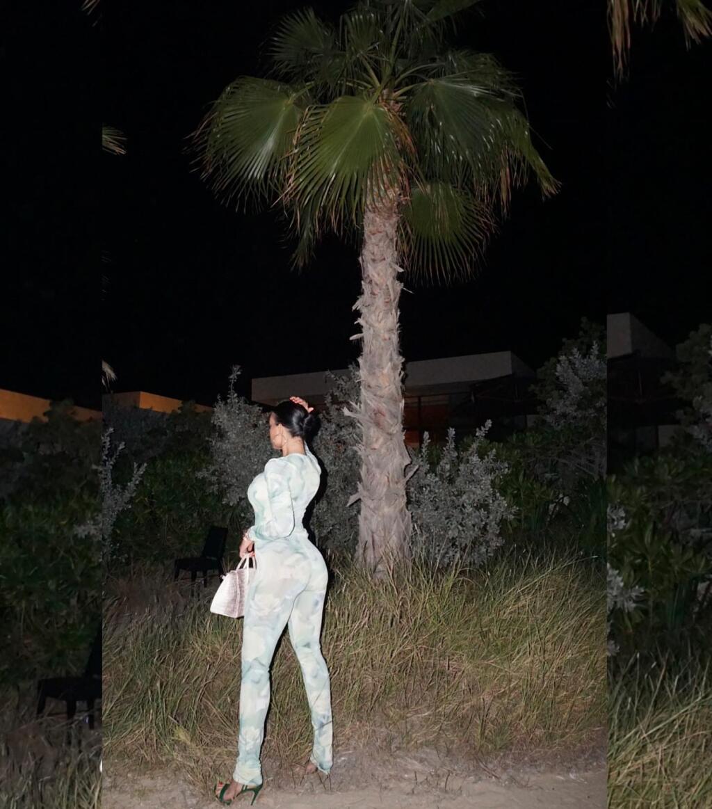 Georgina a jej jeden z outfitov v Dubaji. Aj tu chce všetku pozornosť strhnúť na svoj zadok.