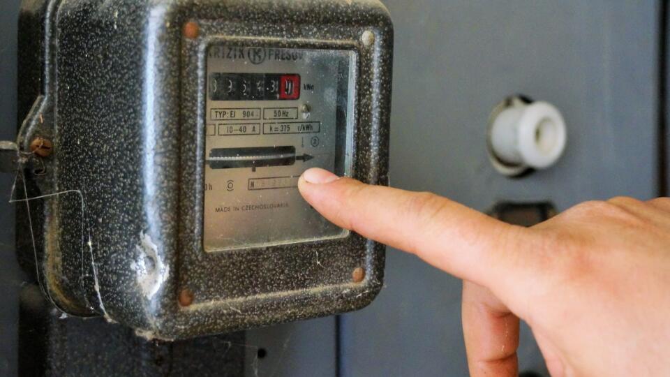Približne 300 obyvateľov mestskej časti Nový Majer v Trebišove ostalo od minulého týždňa bez elektriny i vody potom, ako firma ABG Trebišov odpojila túto oblasť od elektrickej energie. Na snímke obyvateľ ukazuje na zastavený elektromer. FOTO TASR - Roman Hanc , Trebišov 9. apríla 2014