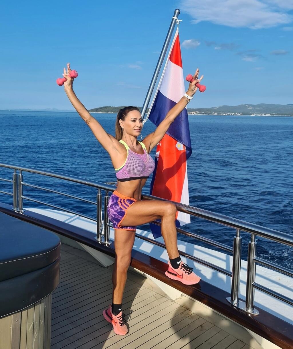 Zora Czoborová si v lete užíva na cestách po Južnej Európe, ale nezaháľa ani pracovne. Trénuje zákazníčky na letných zájazdových fitness pobytoch.