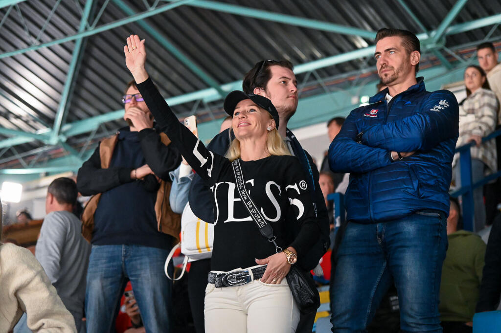 Adamova mama Adriana a otec Roman na tribúne nitrianskeho štadióna.