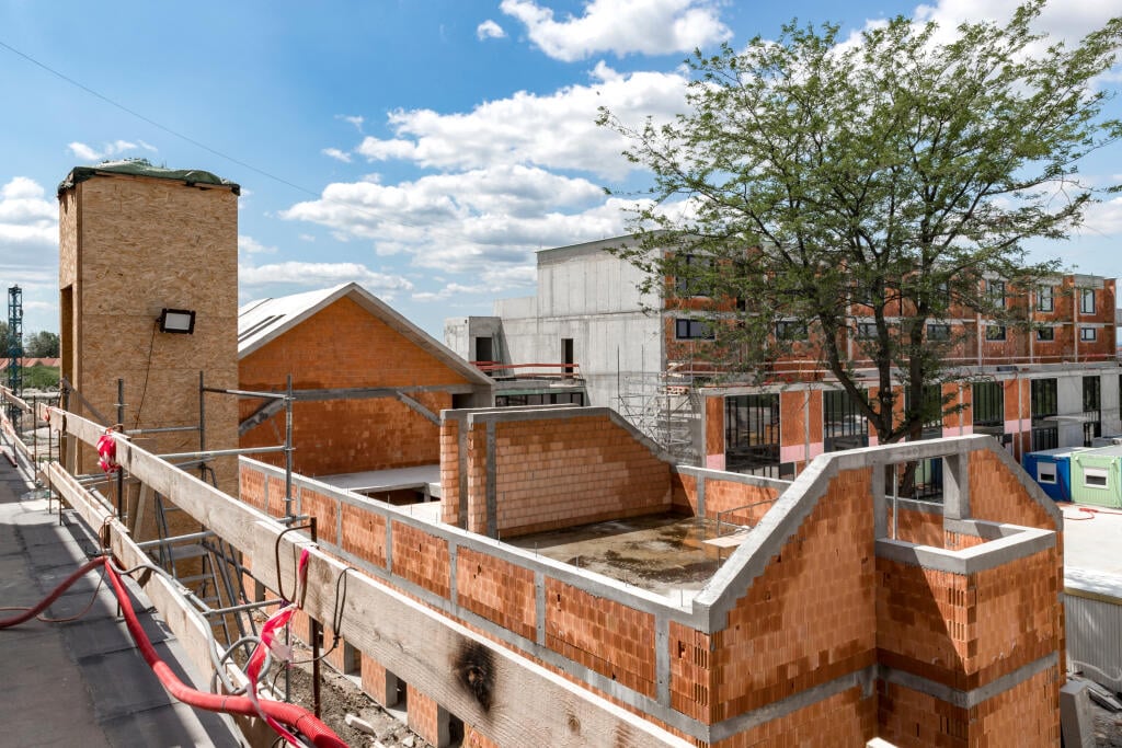 Architektonický projekt Dve sýpky v bratislavskej mestskej časti Jarovce, ktorý okrem kancelárskych a komerčných priestorov ponúka aj bývanie vo veľkometrážnych bytoch.