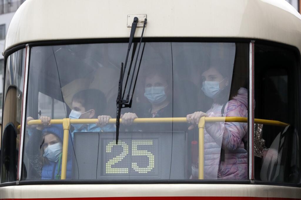 Cestujúci s rúškami v pražskej električke