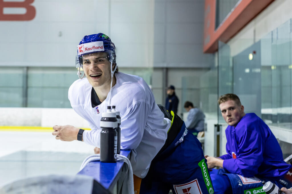 Posledný tréning slovenskej hokejovej reprezentácie pred MS 2022. Na snímke je Juraj Slafkovský.