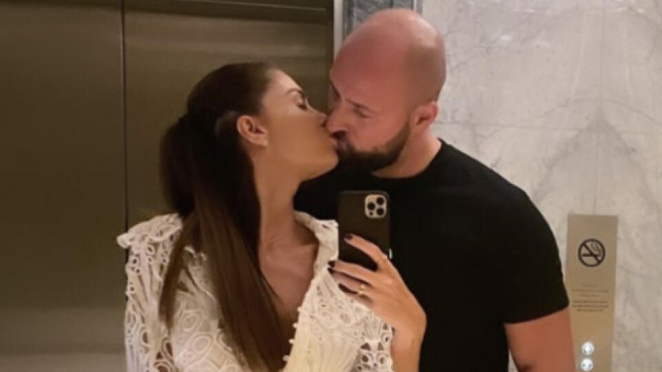 Nemohli chýbať zamilované zábery dvojice a horúce bozky.