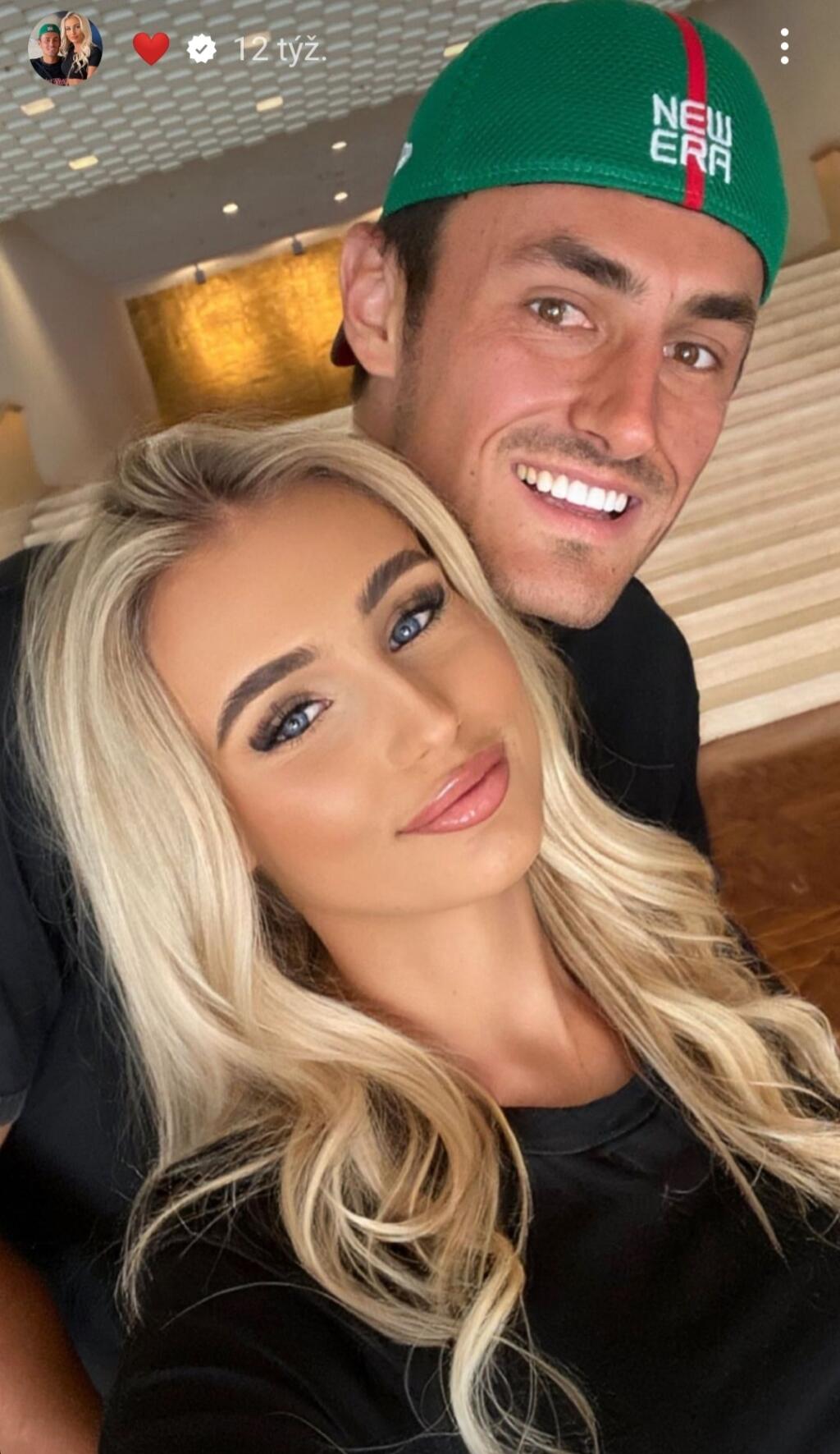 O blondínke, ktorá je označovaná za nádejnú influencerku a ktorej počet sledovateľov sa od začiatkov randenia s tenisovým esom zvýšil, sa toho veľa nevie. Dokonca má zablokovaný profil na Instagrame.