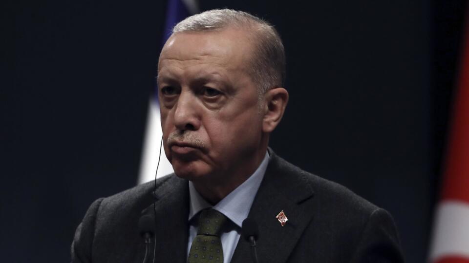 PK 10 Ankara - Turecký prezident Recep Tayyip Erdogan odpovedá na otázky novinárov počas stretnutia s izraelským prezidentom Isaacom Herzogom v Ankare 9. marca 2022. FOTO TASR/AP
Turkish President Recep Tayyip Erdogan listens to Israel's President Isaac Herzog during a joint news conference, in Ankara, Turkey, Wednesday, March 9, 2022. Israeli President Isaac Herzog arrived in Turkey Wednesday for talks with President Recep Tayyip Erdogan, becoming the first leader from Israel to visit in 14 ye