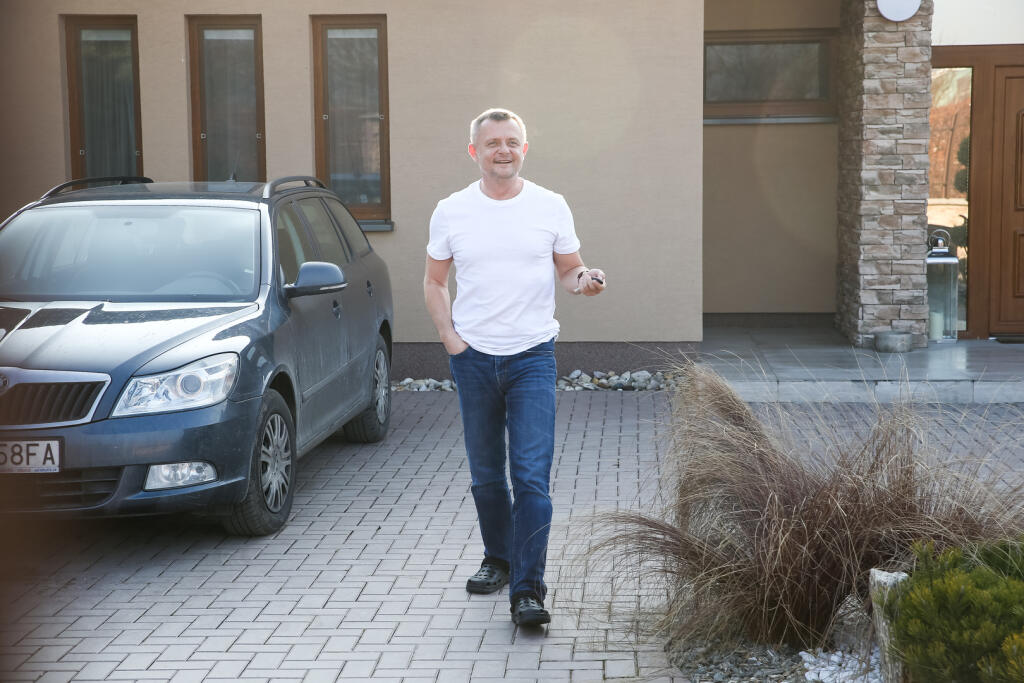 Vilo Rozboril pred svojim domov v Rovinke.