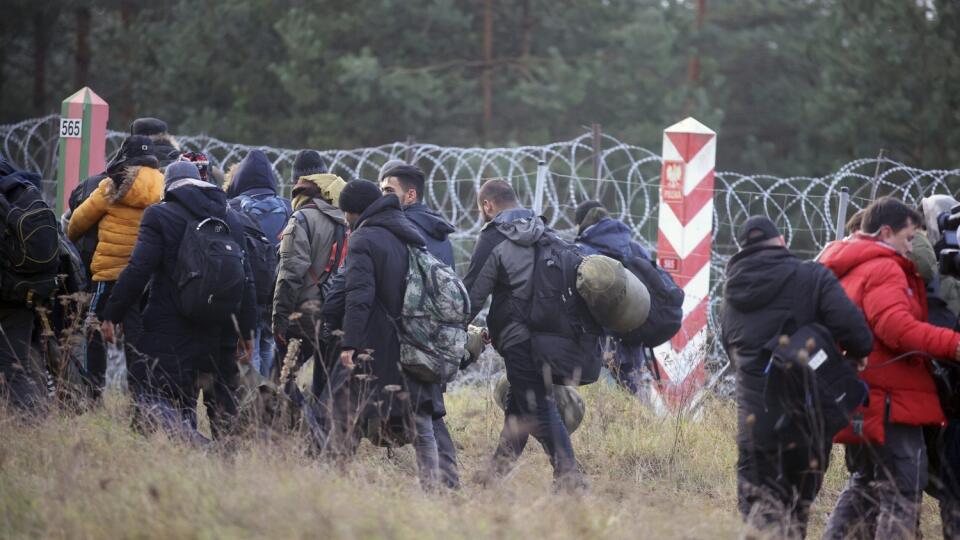 Poľsko chce v decembri začať s výstavbou múru na svojich hraniciach s Bieloruskom, pričom dokončiť ho chce v prvej polovici budúceho roku. Oznámil to v pondelok poľský minister vnútra Mariusz Kamiňski, informuje agentúra DPA.