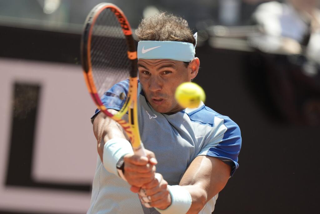 PK 2 Rím - Španielsky tenista Rafael Nadal odvracia úder Američana Johna Isnera počas zápasu 2. kola mužskej dvojhry na antukovom turnaji ATP Masters 1000 v Ríme v stredu 11. mája 2022. FOTO TASR/AP
Rafael Nadal returns the ball to John Isner during their match at the Italian Open tennis tournament, in Rome, Wednesday, May 11, 2022. (AP Photo/Andrew Medichini)