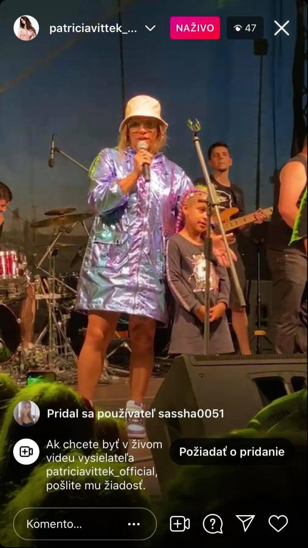 Júl 2021: Tina zvolila na koncert striebornú bundu.
