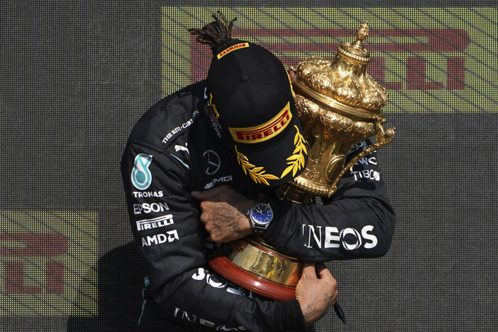 Britský pilot formuly 1 Lewis Hamilton na Mercedese oslavuje s trofejou víťazstvo vo Veľkej cene Veľkej Británie F1 na okruhu Silverstone.