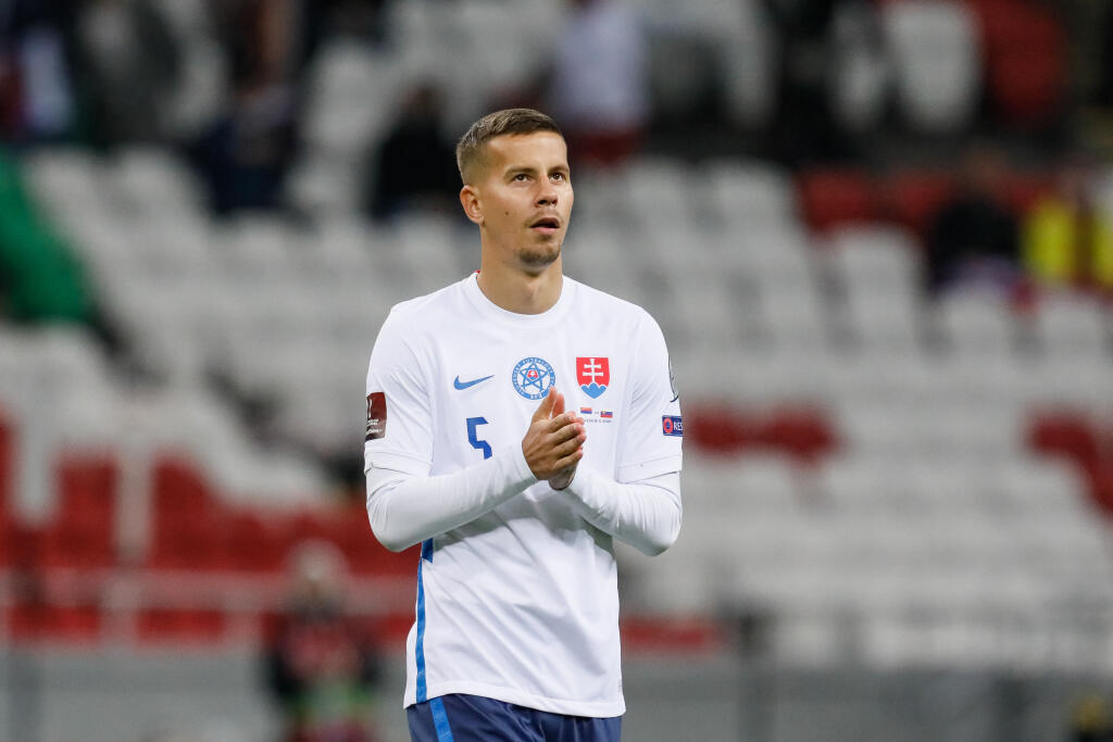 ĽUBOMÍR ŠATKA. Borbélyho hodnotenie: Nevýrazný a ťažko hodnotiteľný, pri takej prevahe, akú sme mali, nebolo vidieť žiadnu jeho aktivitu smerom dopredu. Chápem, že niekto to aj pri takomto útočení musí istiť, pri otváraní hry by som od neho očakával ďaleko väčšiu aktivitu.