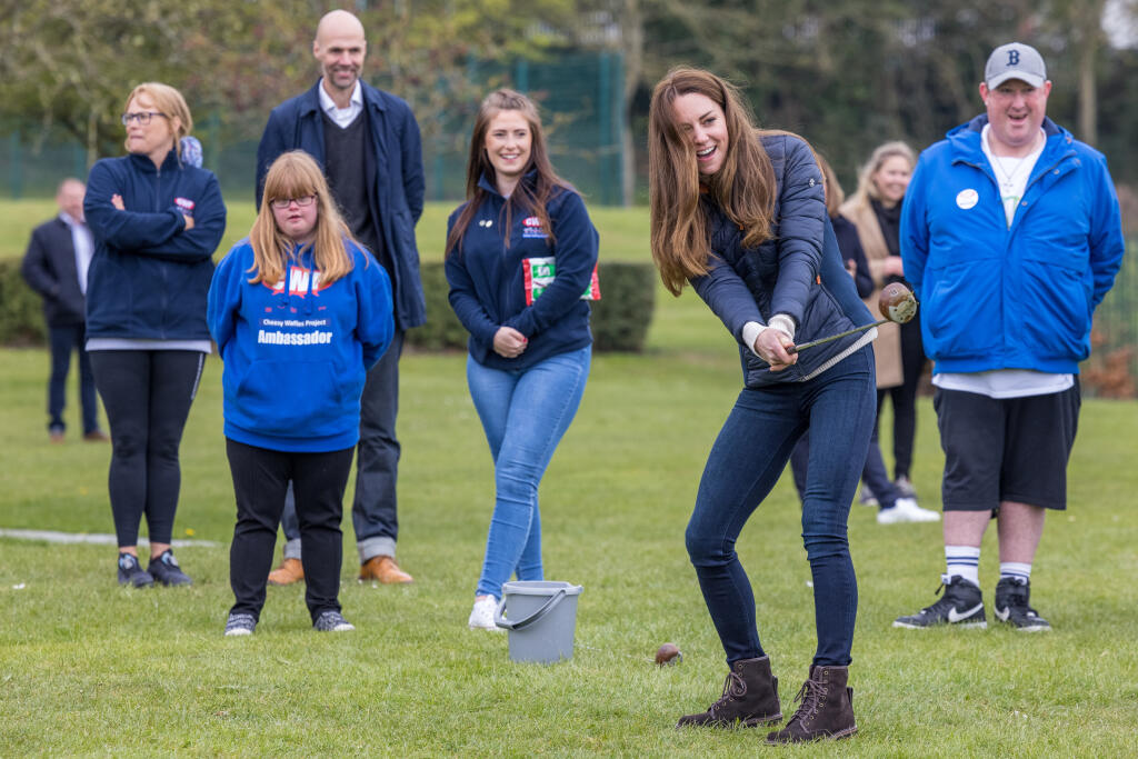 Počas návštevy detskej charity v grófstve Durham nás Kate opäť presvedčila, že sama je sčasti dieťaťom. Na ranči, ktorý poskytuje všakovaké voľnočasové aktivity pre mladých ľudí so špeciálnymi potrebami, si vojvodkyňa vyskúšala nielen golf (ktorý jej beznádejne nešiel), ale sadla si aj za volant traktora a pohladila si aj krásnu malú ovečku. V prvom rade sa však zhovárala a zabávala s tamojšou mládežou.
