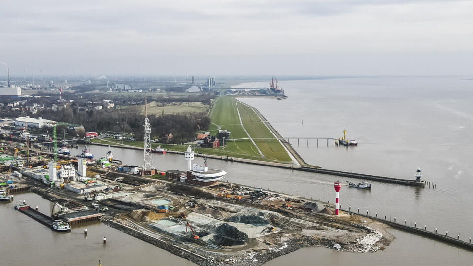 KK7 archív Brunsbüttel - Na archívnej snímke z 1. marca 2022 stavebné práce v nemeckom Brunsbütteli. Katar sa s Nemeckom dohodol na dlhodobých dodávkach skvapalneného zemného plynu (LNG). Oznámil to v utorok 29. novembra 2022 šéf katarskej firmy QatarEnergy. Na dodávkach zemného plynu z projektov North Field East a North Field South (Severné pole východ a Severné pole juh) do Nemecka sa bude podieľať aj americká spoločnosť ConocoPhillips. Tá je partnerom QatarEnergy v projekte ťažby plynu z loži