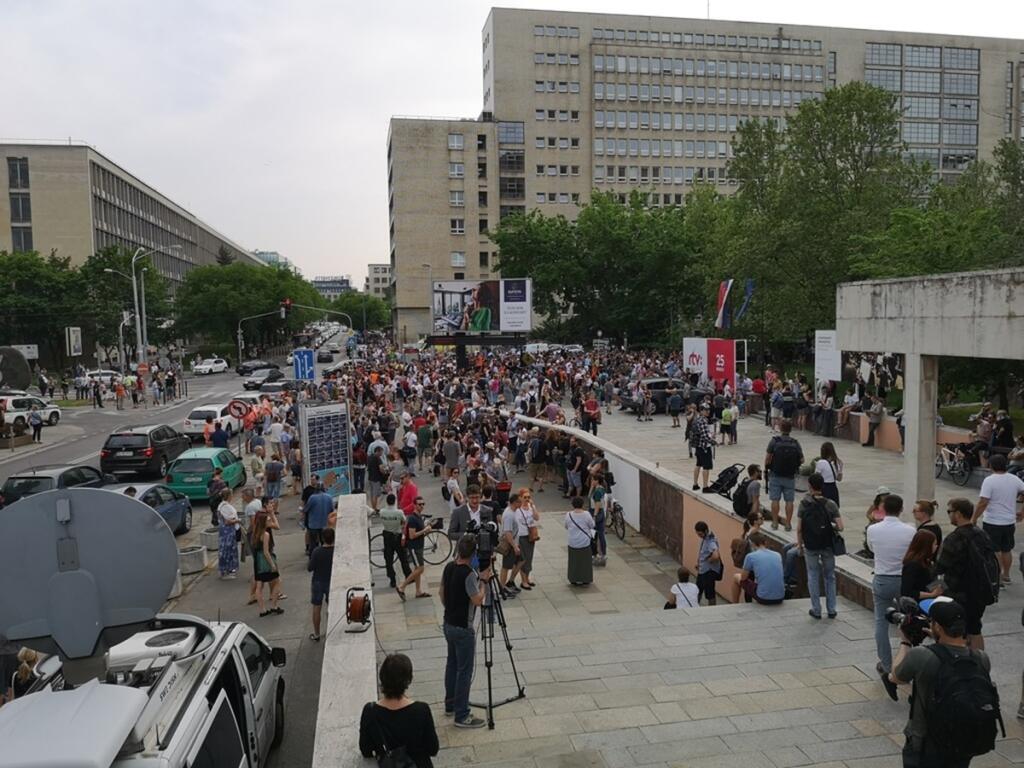 Zhromaždenie Za slušné Slovensko pred budovou RTVS