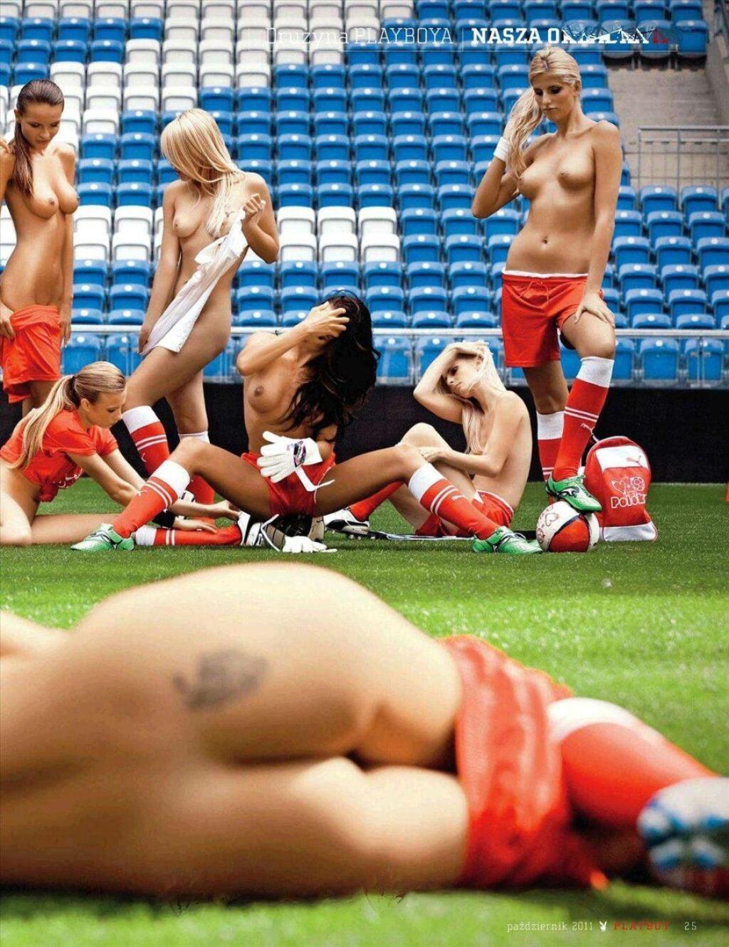 женщины играют в футбол голыми фото 106
