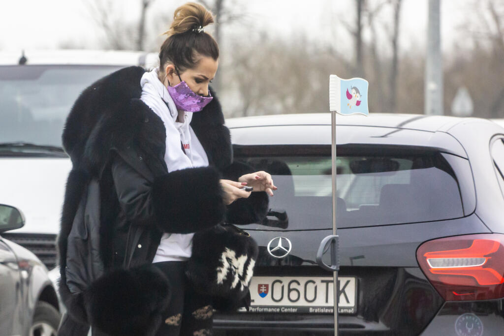 Na snímke je Miroslava Fabušová pred nákupným strediskom.