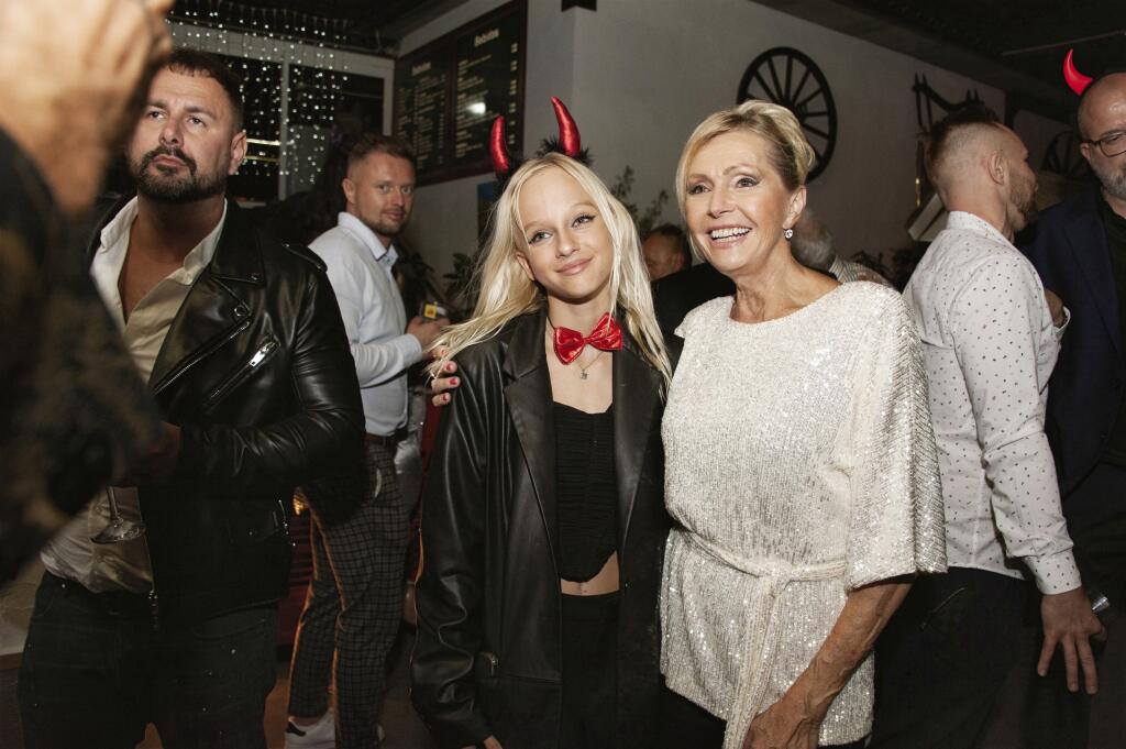 Helenka Vondráčková sa fotila s fanúšikmi. Na fotke s dcérou Zuzany a Vlastu - Salmou.