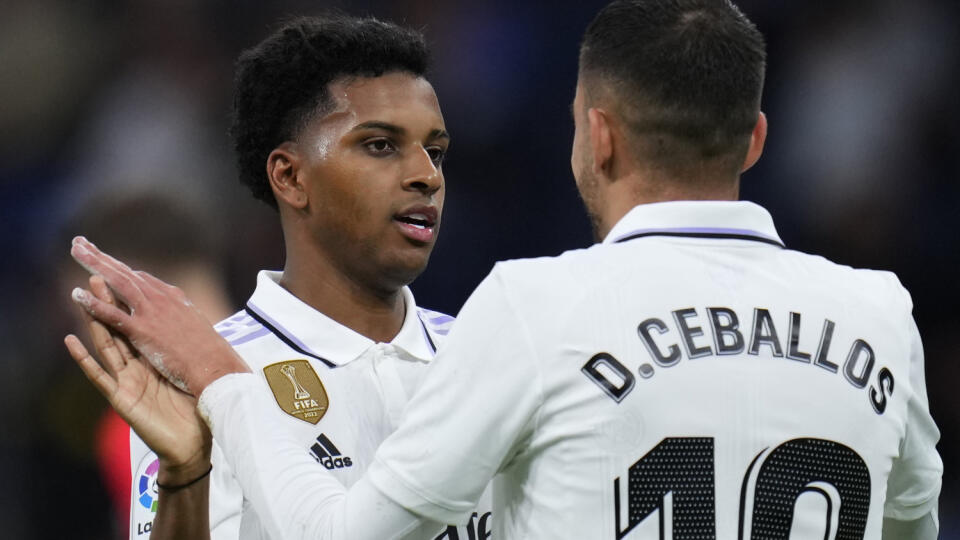 Futbalisti Realu Madrid Rodrygo (vľavo) a Dani Ceballos sa tešia po výhre 2:1 v zápase 36. kola La Ligy Real Madrid - Rayo Vallecano v Madridre 24. mája 2023. FOTO TASR/AP