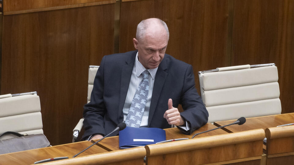 Na snímke minister hospodárstva SR Karel Hirman počas 78. schôdze NRSR 1. decembra 2022 v Bratislave. FOTO TASR - Martin Baumann