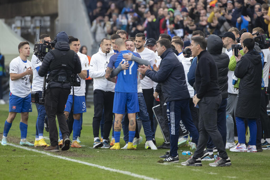 Plačúceho Hamšíka po odchode z trávnika okamžite obkolesili spoluhráči aj s trénermi, ktorí ho utešovali.