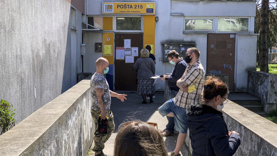 ľudia pred pobočkou Slovenskej pošty
